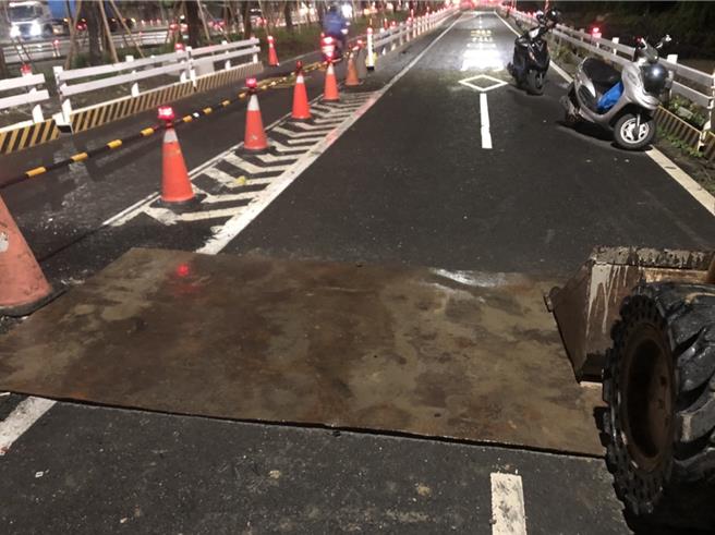 高雄小港區沿海路工程開挖水溝，造成多名騎士摔傷送醫，高雄市工務局事發後趕緊用鐵板封閉坑洞，並調整交維措施。（民眾提供／任義宇高雄傳真）
