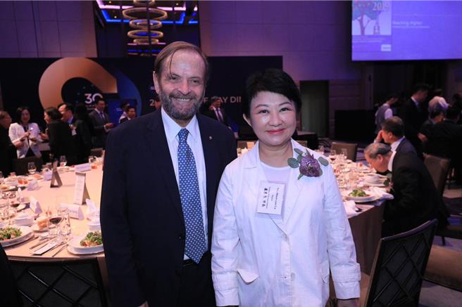 台中市长卢秀燕昨出席欧洲在台商务协会举办的欧洲日晚宴。（台中市府提供）