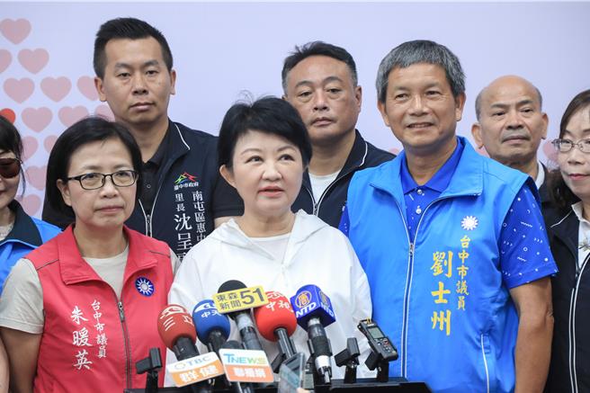 台中市长卢秀燕昨出席欧洲在台商务协会举办的欧洲日晚宴，是六都唯一出席的县市长。（台中市府提供）