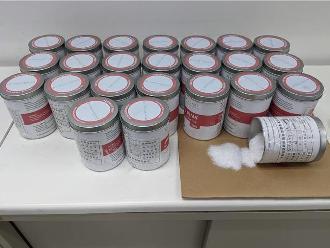 不法集团走私法国进口罐装除毛腊为掩护，包藏市值千万元的K他命闯关时遭海关识破。法务部调查局高雄市调处接获情资，联合检警共组专案小组，趁简姓买主派人收货时一举逮人，还起出改造长短枪等犯案工具，毒品来源及流向仍待深入调查厘清。（高雄市调处提供／袁庭尧高雄传真）