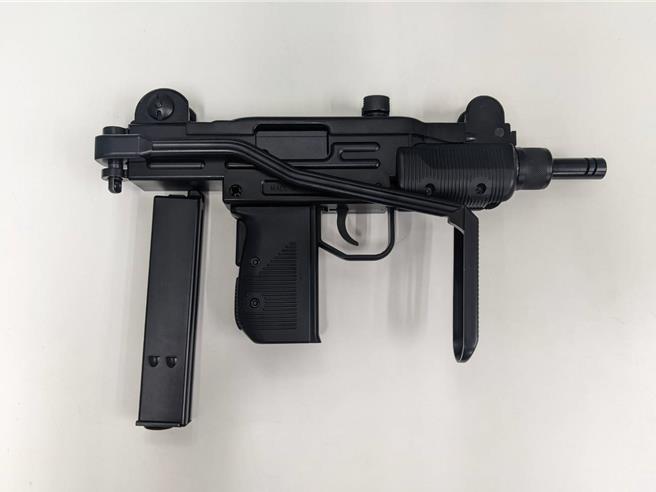 该集团还拥枪自重，专案小组现场查扣改造衝锋枪1支、短枪3支、钢珠或BB弹数百颗。（高雄市调处提供／袁庭尧高雄传真）