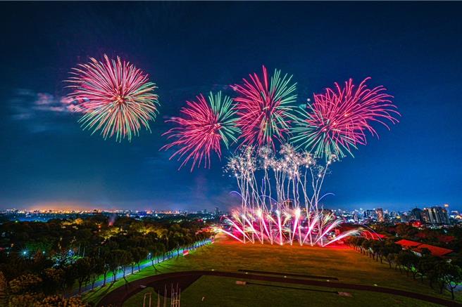煙火預演施放，高、低空煙火構成絢爛畫面，照亮鳳山的天空。（軍方提供／林雅惠高雄傳真）