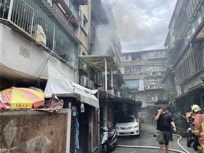 新店区碧安街1栋公寓今（14）日上午10时半左右发生火警，警消发现2楼阳台窜出火烟，浓烟窜至4楼有2位民眾在阳台呼救待援。（新北市消防局提供）