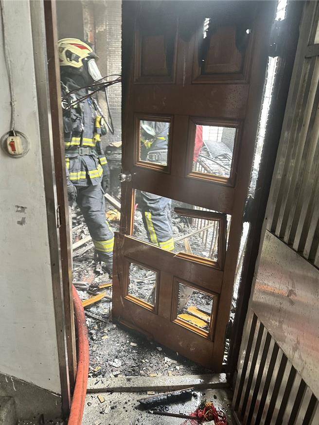 火势于10时46分扑灭，燃烧客厅杂物约10平方公尺。（新北市消防局提供）