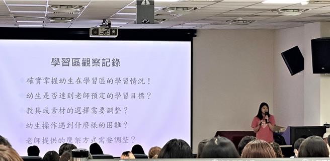 为支持身心障碍幼儿在普通班的学习与生活，新北市教育局协助办理教育部国教署委托之「112学年度集中式特教班融合教育北区分享会」，藉由教保服务人员及特教教师的经验交流，凝聚融合教育的共识。（新北市教育局提供）