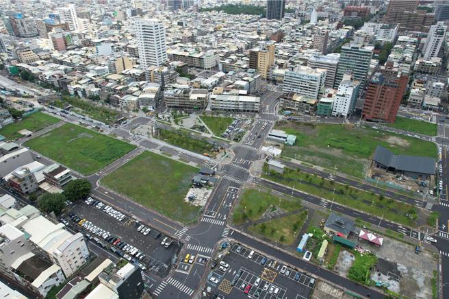 高雄市地政局第二季释出10标12笔土地进行标售，总底价近30亿元。图／高雄市地政局提供