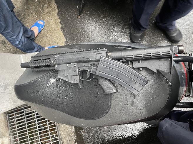 警方在陈男住家起获瓦斯枪。（警方提供）