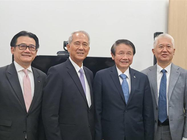 由左至右为新光金总经理陈恩光、董事长陈淮舟、副董事长吴东明、新寿董事长魏宝生。图／记者黄有容摄。