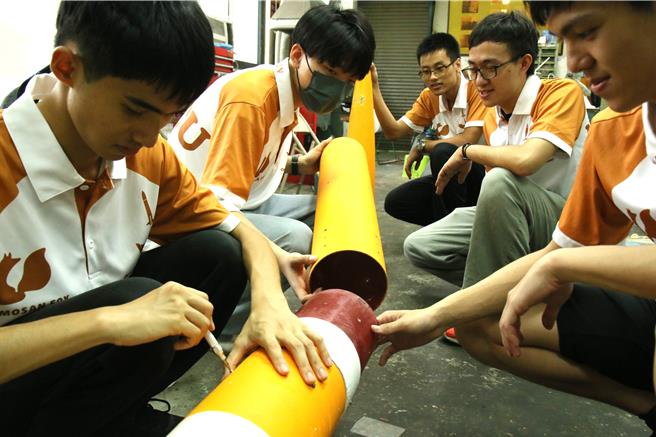 阳明交大Formosan Fox火箭队团队成员自行设计并组装火箭。（阳明交大提供）