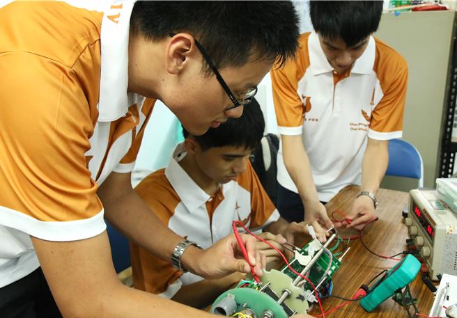 阳明交大Formosan Fox火箭队团队航电组组员进行航电板测试。（阳明交大提供）