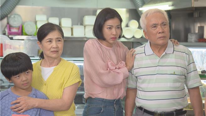 米可白（右2）回归台8，戏里爸爸开的店遭砸场。（台视提供）