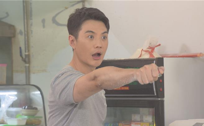 方大纬饰演的大师兄，是个重义气的厨师。（台视提供）