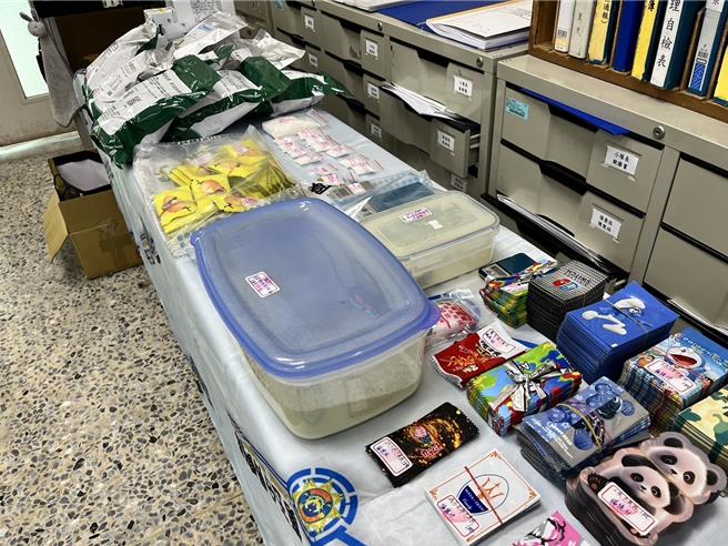 台南市警方查獲林男毒品總重量達1公斤多，原料、半成品、成品與手機擺滿整桌。（讀者提供／程炳璋台南傳真）