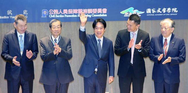 賴清德總統（中）14日出席高階文官培訓飛躍方案開訓典禮，並向來賓揮手致意。（范揚光攝）