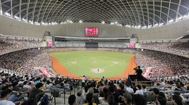 台北大巨蛋运动赛事热闹滚滚，持有青春动滋券的青年朋友可以扣抵门票观赏精彩赛事。（本报资料照片）