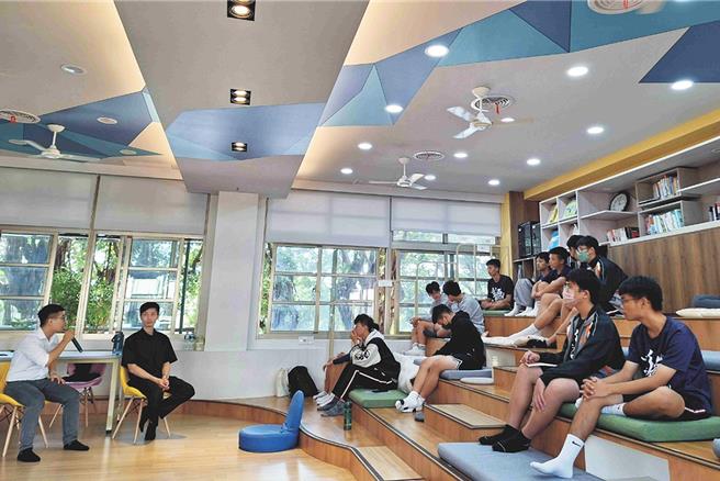 彰化基督教醫院醫師陳良誠（左一）、林禹翰（左二）前往彰化高中進行「校外專家指導小組」座談，分享牙醫師的職涯。（彰化基督教醫院提供／孫英哲彰化傳真）