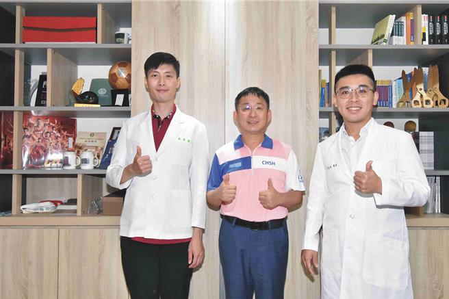 彰化高中校長王延煌（中）指出，感謝陳良誠（右）、林禹翰（左）二位醫師的協助，讓學生在考試過程更加得心應手。（彰化基督教醫院提供／孫英哲彰化傳真）