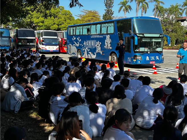 台南市政府警察局结合监理站走进校园，加强学生对「内轮差、视野死角」潜在危险认知。(台南市警局提供／曹婷婷台南传真)