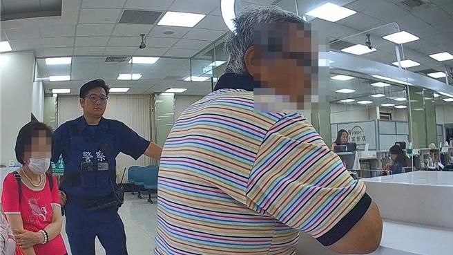 昨日14时许桃园警察分局武陵派出接获辖区金融机构通报，有一位老先生疑似遭诈骗欲办理提款卡并打算将帐户借人，请警方派员协助劝导。（桃园警分局提供）