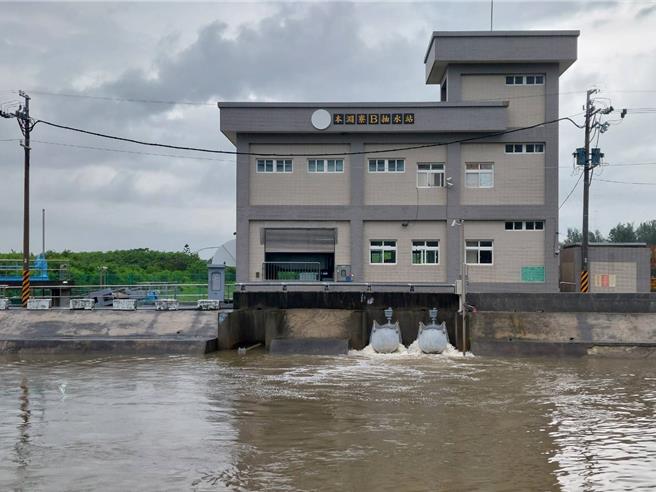 台南市安南區本淵寮抽水站14日上午啟抽。（台南市水利局提供／程炳璋台南傳真）