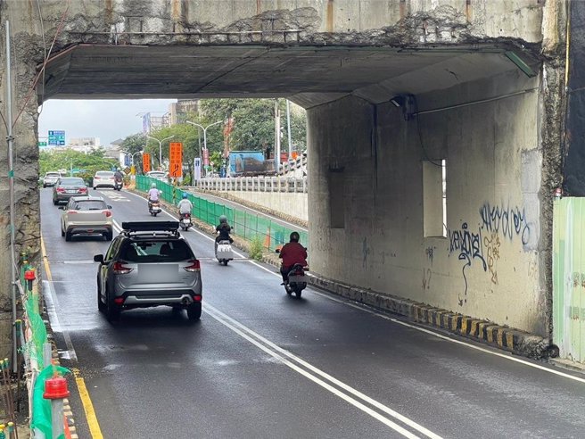台南市南區大同地下道14日上午因大雨積水過深一度關閉，退水後重新開放。（台南市水利局提供／程炳璋台南傳真）