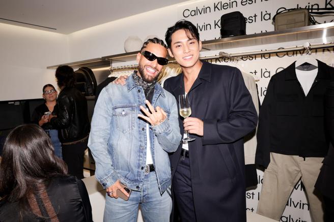 SEVENTEEN珉奎与拉丁男神马卢玛（Malamu）在Calvin Klein巴黎全球旗舰店开幕活动合影。（Calvin Klein提供）