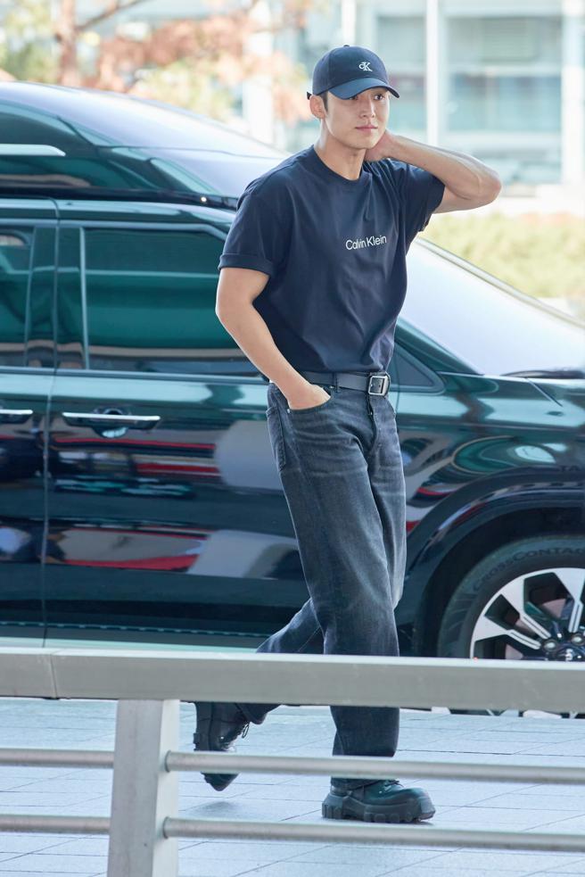 SEVENTEEN珉奎出发时的穿搭虽简洁，但搭配精壮的身材仍让粉丝尖叫连连。（Calvin Klein提供）