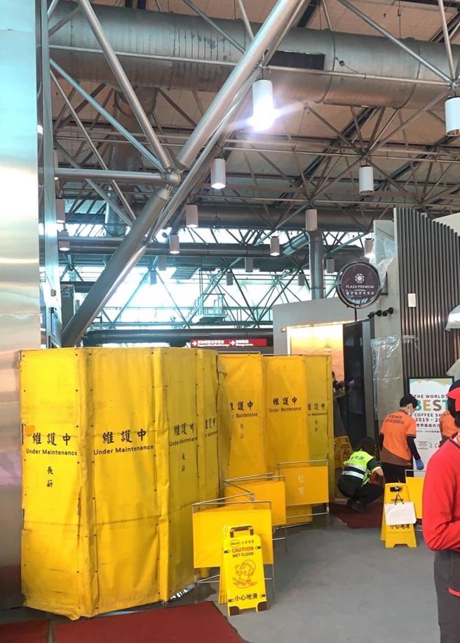 桃園機場第二航廈14日上午美食區、貴賓室漏水。（民眾提供）