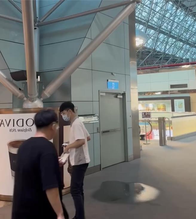 桃園機場第二航廈14日上午美食區、貴賓室漏水。（民眾提供）