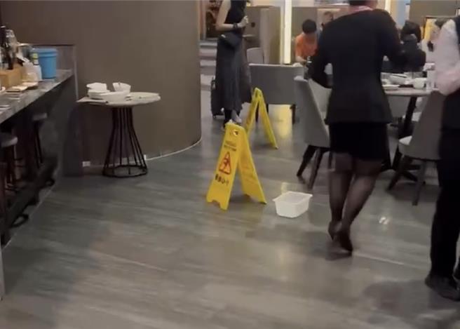 桃園機場第二航廈14日上午美食區、貴賓室漏水。（民眾提供）