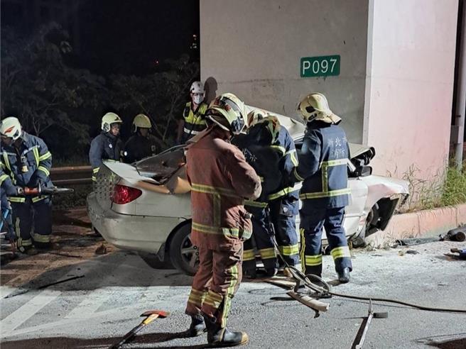 张男驾车逆向自撞桥墩。（民眾提供）