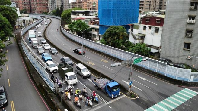 祥和路以五重溪加蓋舖設，道路彎延曲折，特別是整條路至少有3處盲彎，又易產生視線死角，後方車輛稍有不慎便會追撞釀禍。（交通局提供）