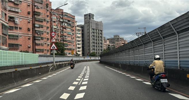 彎道路段增設視覺化減速標線、太陽能警示燈及警示標誌，速限調降為40公里，以加強行車及人行安全。（交通局提供）