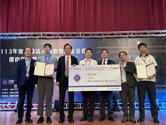 张李骏（右一）、陈正纶（左二）14日获得臻鼎教育基金会优良学生奖助学金5万元。（姜霏摄）