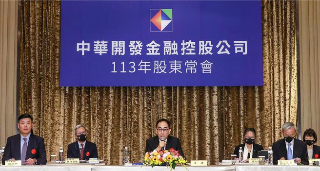 开发金控14日举行股东常会，经营团队改组后首次亮相，由董事长王铭阳（前排中）主持，前排左为总经理杨文钧。图／开发金控提供