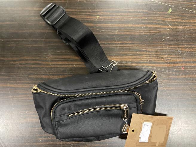 白姓婦人在北捷遺落包包，裡面竟有針筒及殘渣袋。（警方提供）