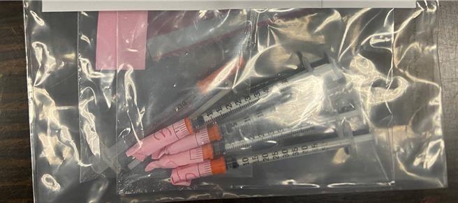 白姓婦人在北捷遺落包包，裡面竟有針筒及殘渣袋。（警方提供）