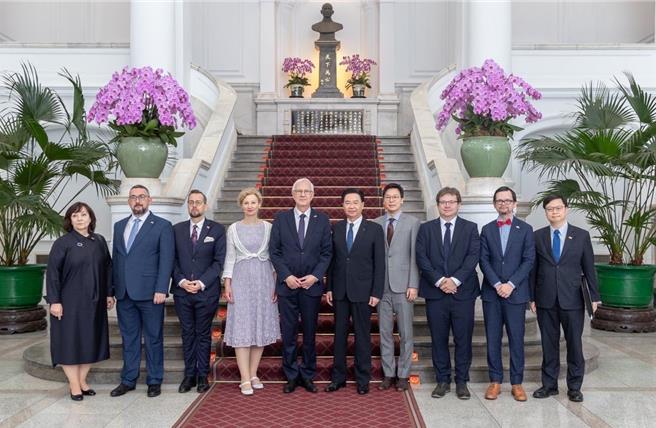 吳釗燮會見捷克參議院副議長 盼擴大包含台捷安全領域全方位關係。（國安會提供）