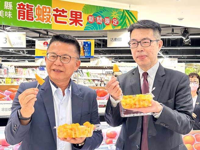 農糧署副署長姚志旺(左)、SOGO忠孝館店長賴必昌(右)參加龍蝦芒果上市發表會，大讚台灣精緻農業轉型成功。(戴志揚翻攝)