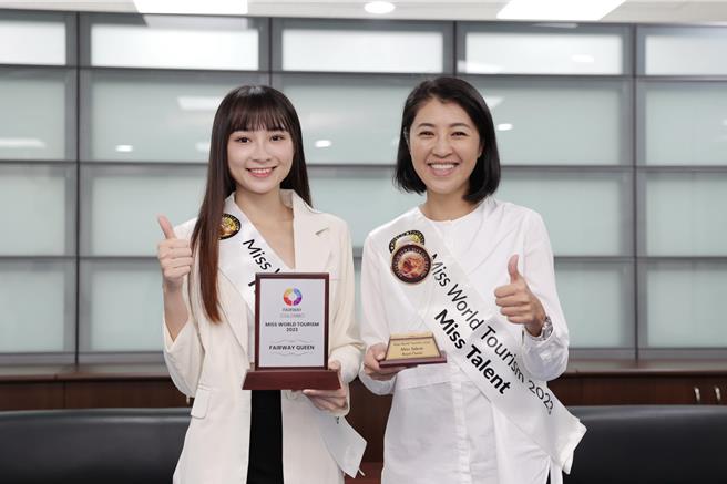 南投县长许淑华将亲颁发「终身南投县观光亲善大使」聘书给高曼容，感谢她致力行销南投之美。（南投县政府提供／杨静茹南投传真）