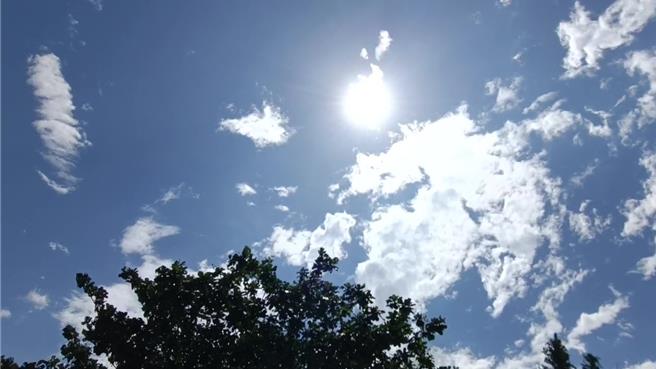 天氣高溫炎熱，台東南迴地區更吹起焚風。（讀者提供／蔡旻妤台東傳真）