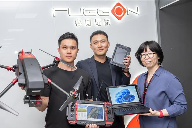 左起睿剛電訊產品處資深產品經理林冠穎博士、產品處VMC事業課協理何炳宏、RPC事業處經理高雅玲展示RuggON急難救助解決方案。（攸泰提供）