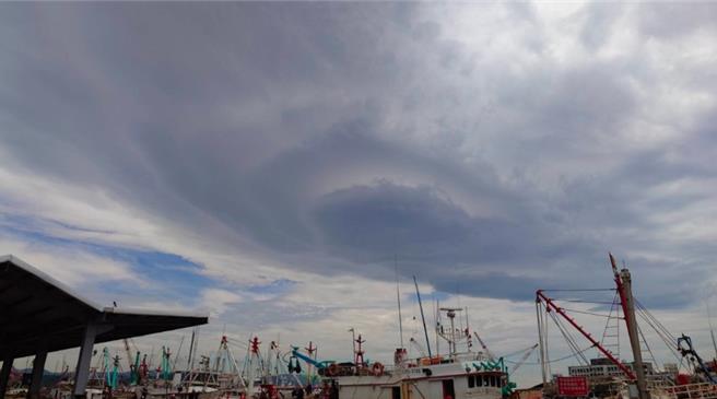 基隆北海岸近期連續3天的出現奇特的「飛碟雲」，基隆氣象站表示，是強烈的西南氣流盛行雲層越過台北盆地，於背風坡形成的環狀雲層所致。（徐佑昇攝）