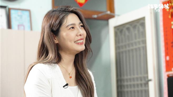 白家绮从10岁开始工作养家。（公视提供）