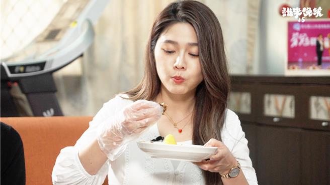 白家绮重现用手抓饭吃的技能。（公视提供）