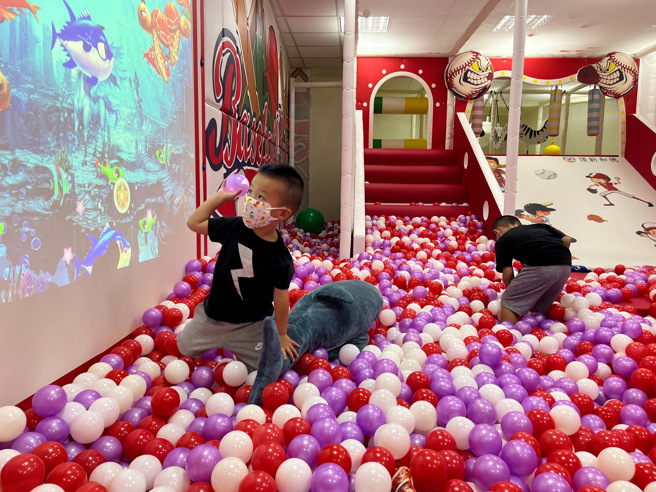 頂新和德文教基金會積極推展親子棒球，將在警察節向辛苦的警務人員致敬，招待500個警務人員家庭進場，享受親子時光。(頂新德和文教基金會提供)