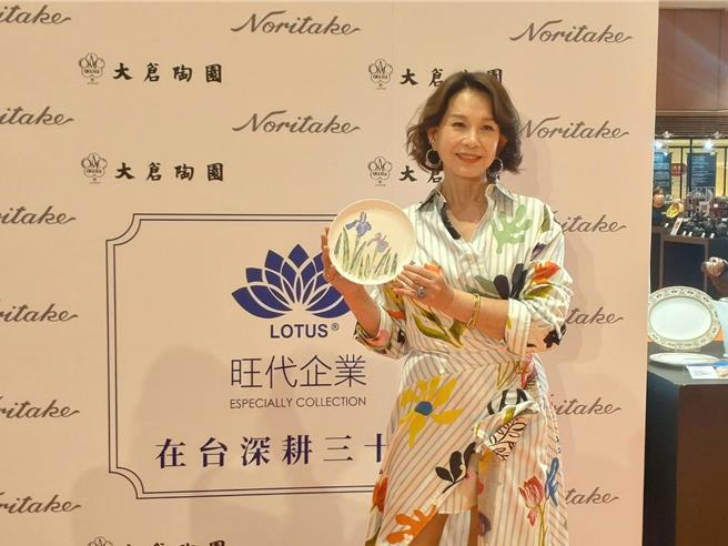 周丹薇今出席「藝品巡迴展」，對乾女兒孟耿如遭遇侃侃而談。（王思穎攝）