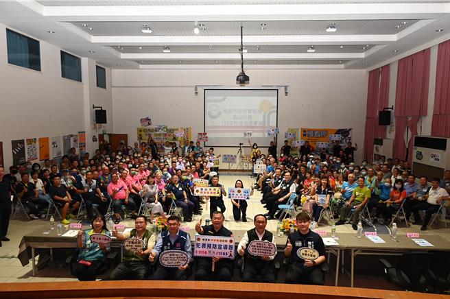 龜山警分局昨日晚間舉辦「社區治安會議」，到場民眾約300人。（龜山警分局提供）