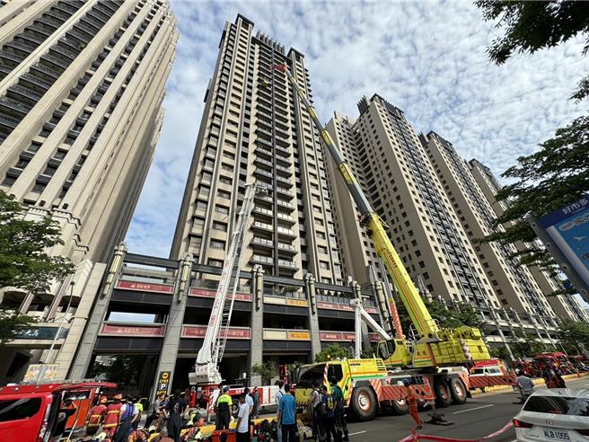 新竹市晴空匯火警造成2位消防員殉職，市長高虹安在相關檢討會議後，最終拍板定案祭出「消防公安345」，全面精進竹市高樓層集合式住宅消防與公共安全。（陳育賢攝）
