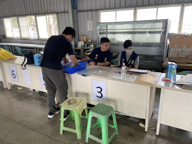 台南市刑事警察大隊成功破獲台南市一處賽鴿協會聚賭案，揭開了賽鴿競賽背後令人咋舌的詐賭內幕。（圖／警方提供）